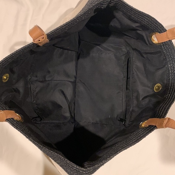 Stylish Handbag - Picture 3 of 8